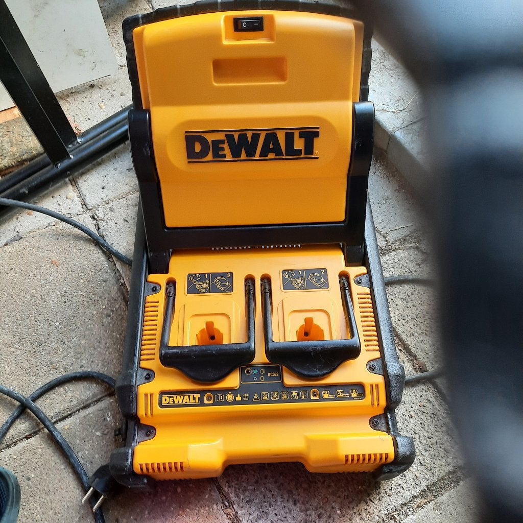 DeWalt bouwlamp en acculader DC022-QW, Ophalen, Zo goed als nieuw, Minder dan 50 watt, Overige typen