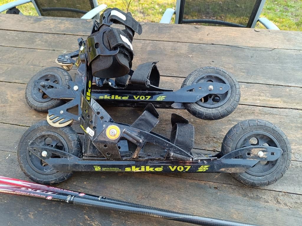 Complete set Skikes v07 met bijpassende stokken, Ophalen, Gebruikt