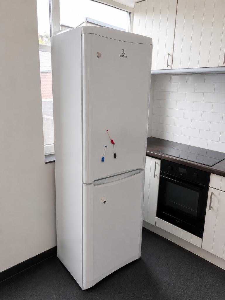 Indesit koelkast-vriezer combi, Witgoed en Apparatuur, Ophalen, Gebruikt, 200 liter of meer, 60 cm of meer