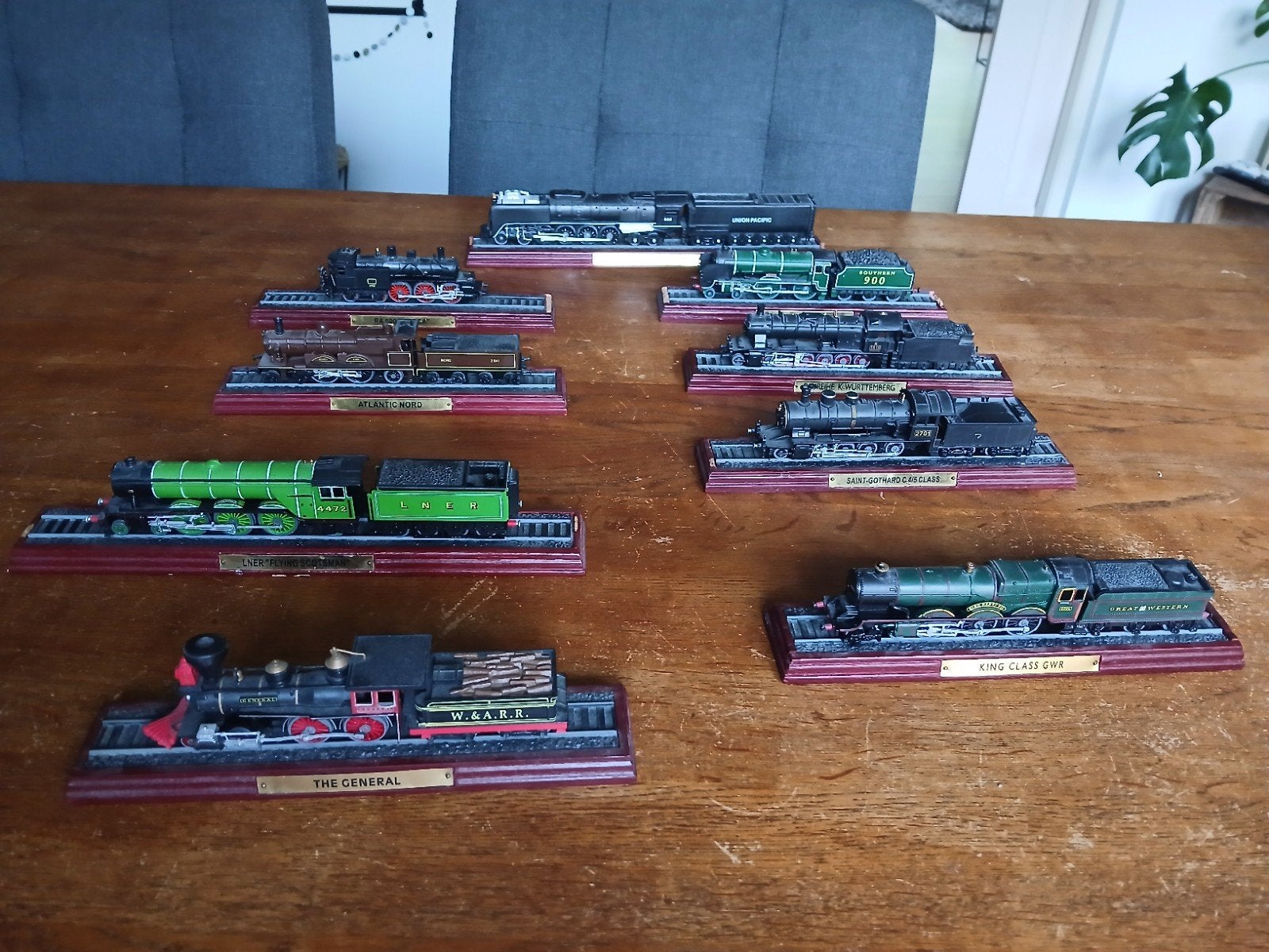 Verzameling van 9 locomotief modellen op sokkel # trein, Ophalen, Zo goed als nieuw, Locomotief, Overige merken