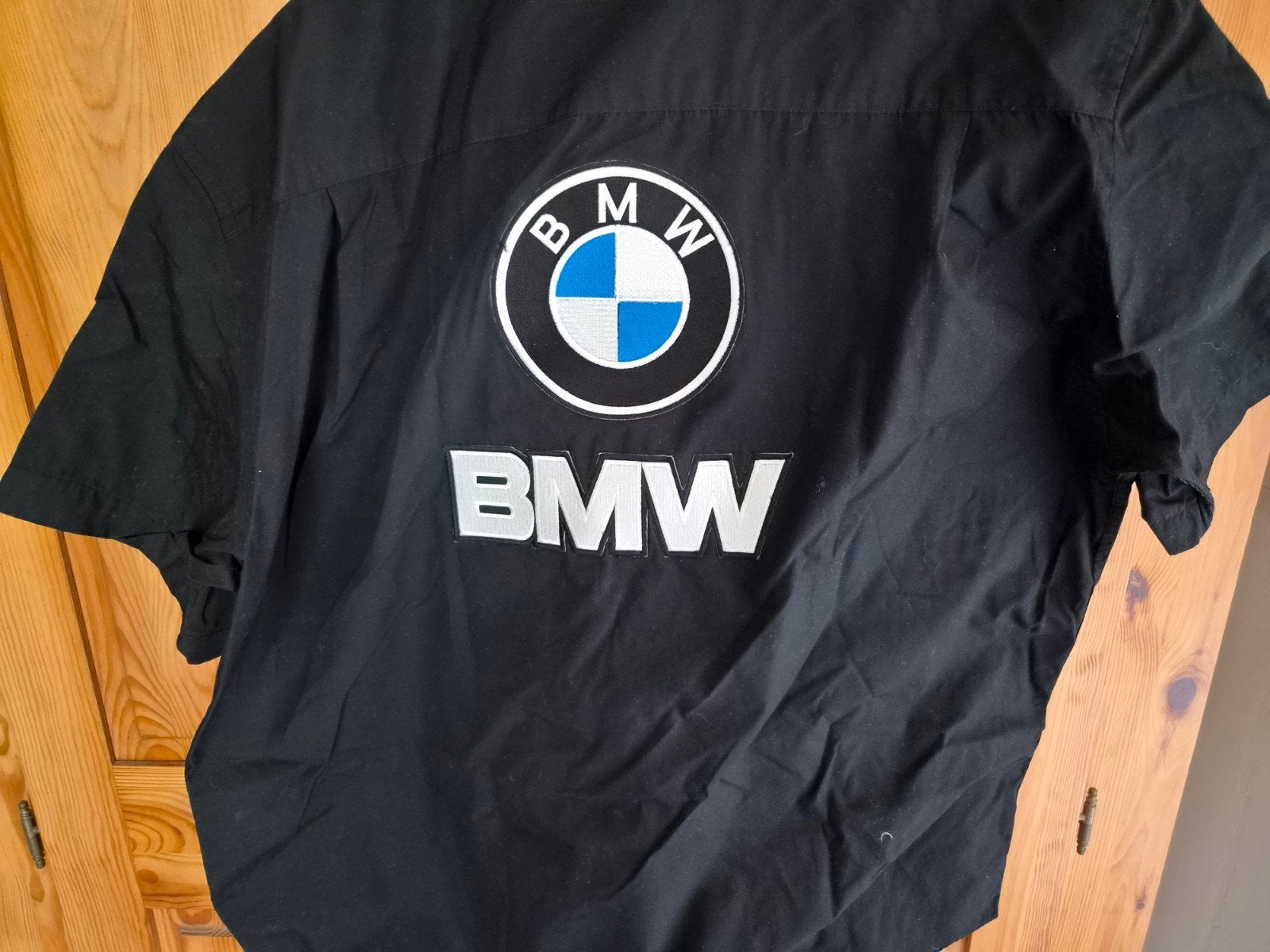 Twee bmw overhemden