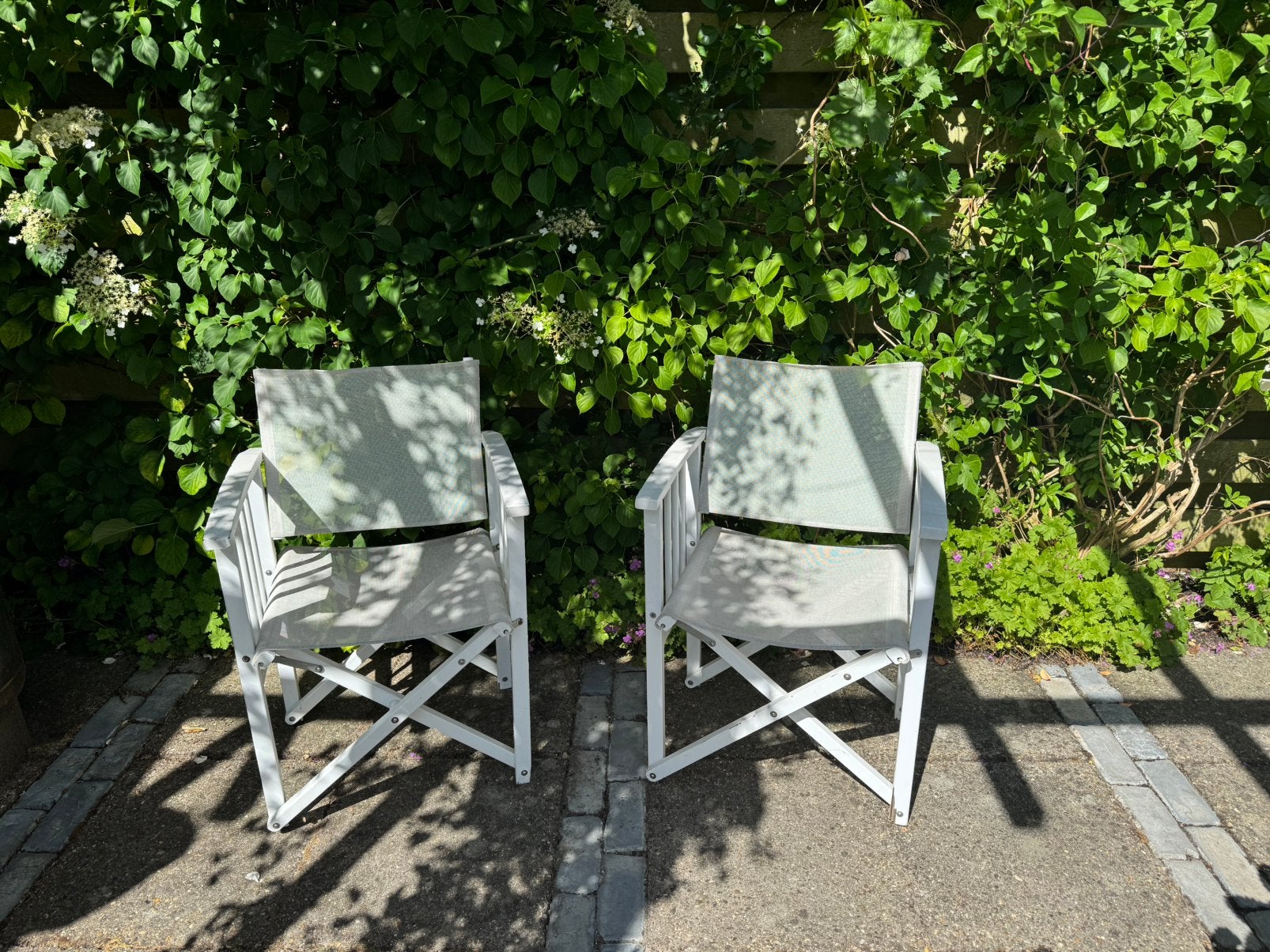 2 gebruikte witte regisseurs stoelen, Tuin en Terras, Tuinstoelen, Ophalen, Gebruikt, Hout, Inklapbaar
