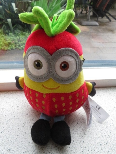Minion Minions vrolijk gekleurd aardbei meet ca 25 cm, Overige typen, Ophalen of Verzenden, Zo goed als nieuw, Middelgroot (20 tot 80 cm)