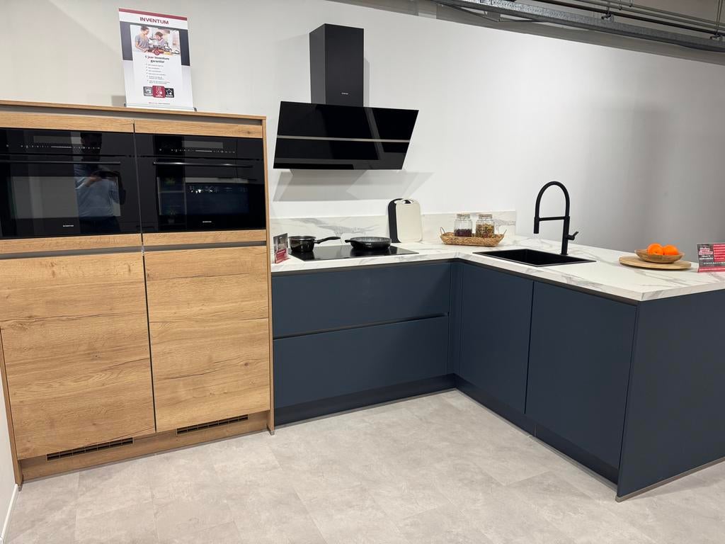Showroomkeuken mat blauw lak met eiken halfhoge kasten, Ophalen, Blauw, Hoekkeuken, Nieuw