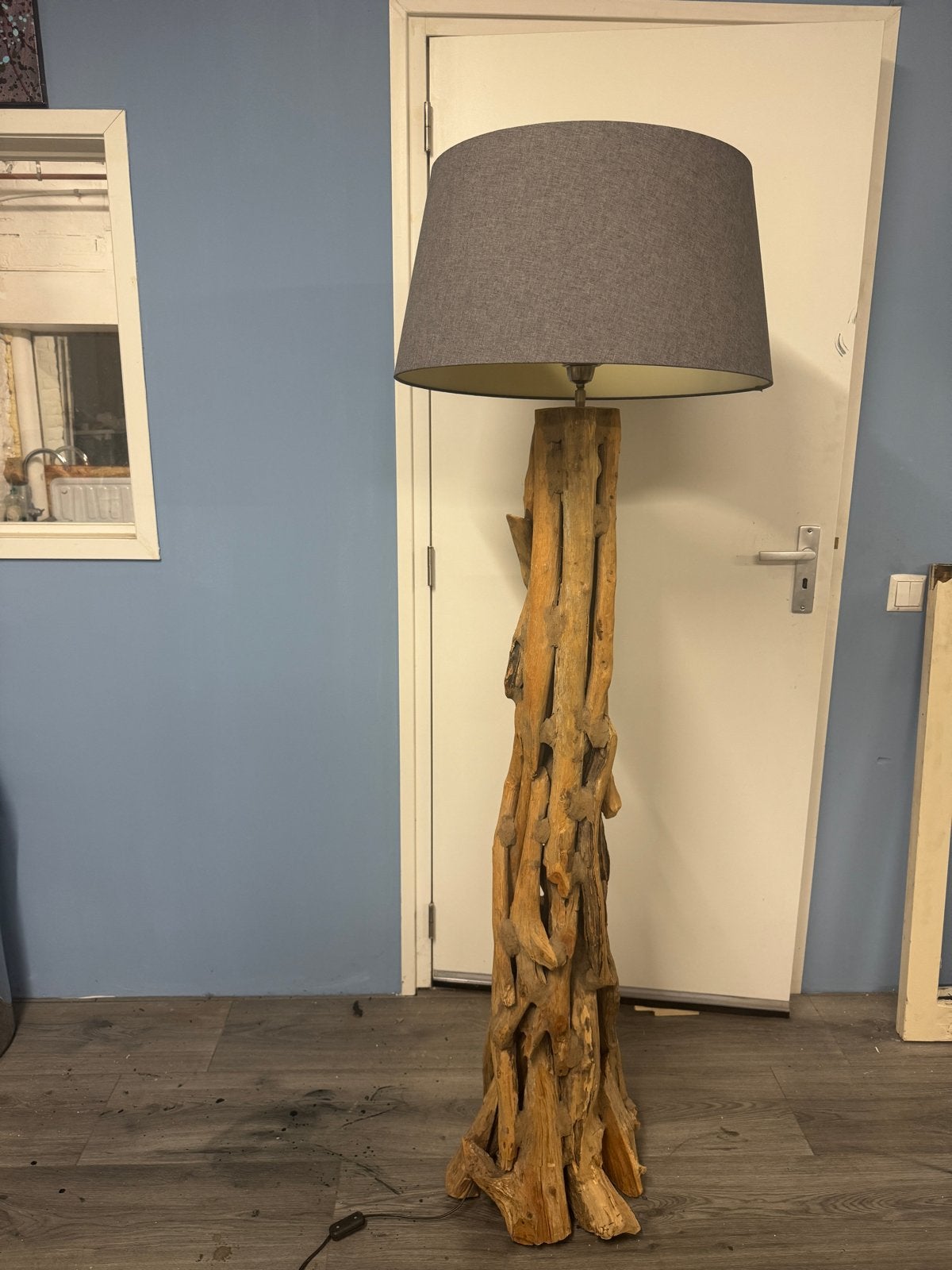 Boomstam staande lamp met grojze kap, Huis en Inrichting, Ophalen, E27 (groot), Zo goed als nieuw, 150 tot 200 cm