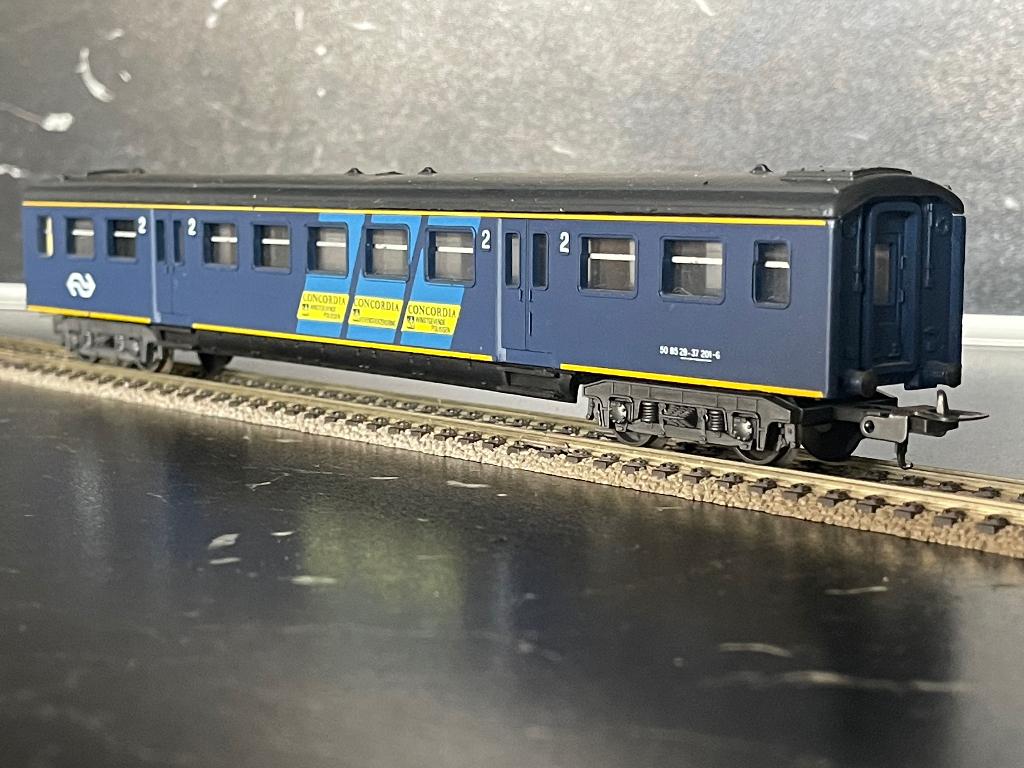 DB-0032: Plan E personenwagen 2-de klas met reclame banden, Hobby en Vrije tijd, Modeltreinen | H0, Gebruikt, Gelijkstroom, Wagon