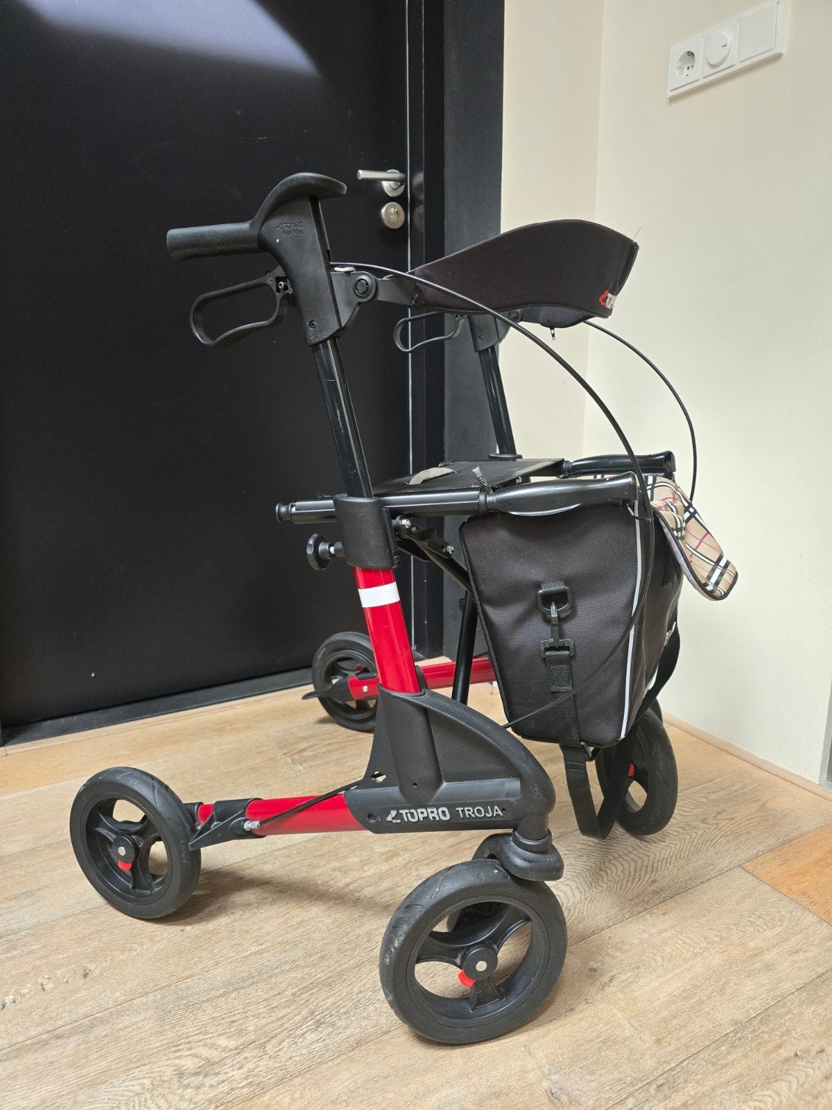 Rollator Tropo Troja 2G maat S, wijnrood Classic Tartan, Diversen, Rollators, Ophalen of Verzenden, Opvouwbaar, Zo goed als nieuw