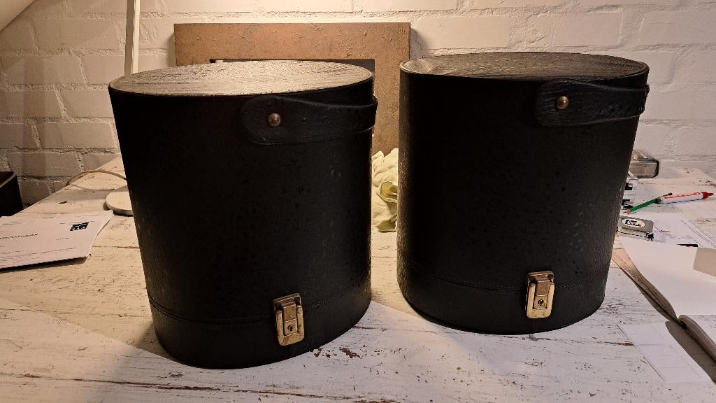 2 Gave leren antieke pruikendozen 26 cm hoog, Ophalen