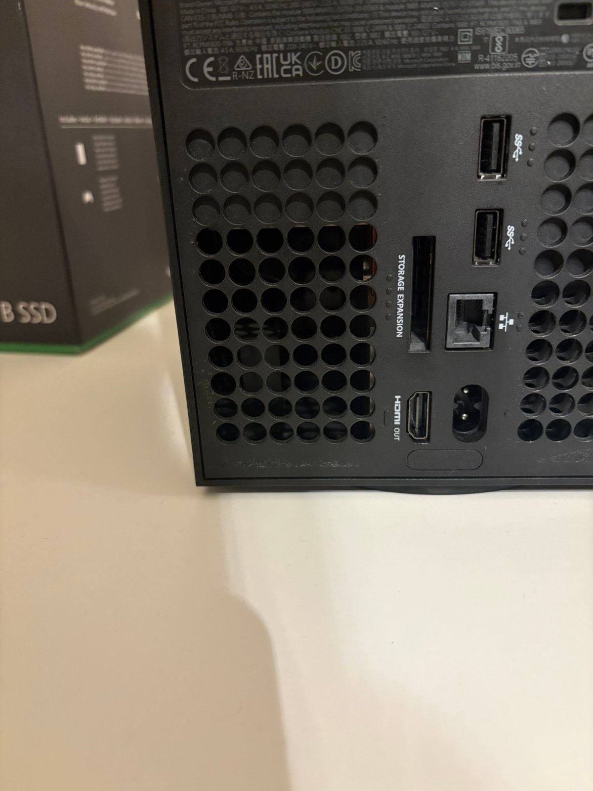 Foto 4 van Xbox series x console met 2 controllers en games
