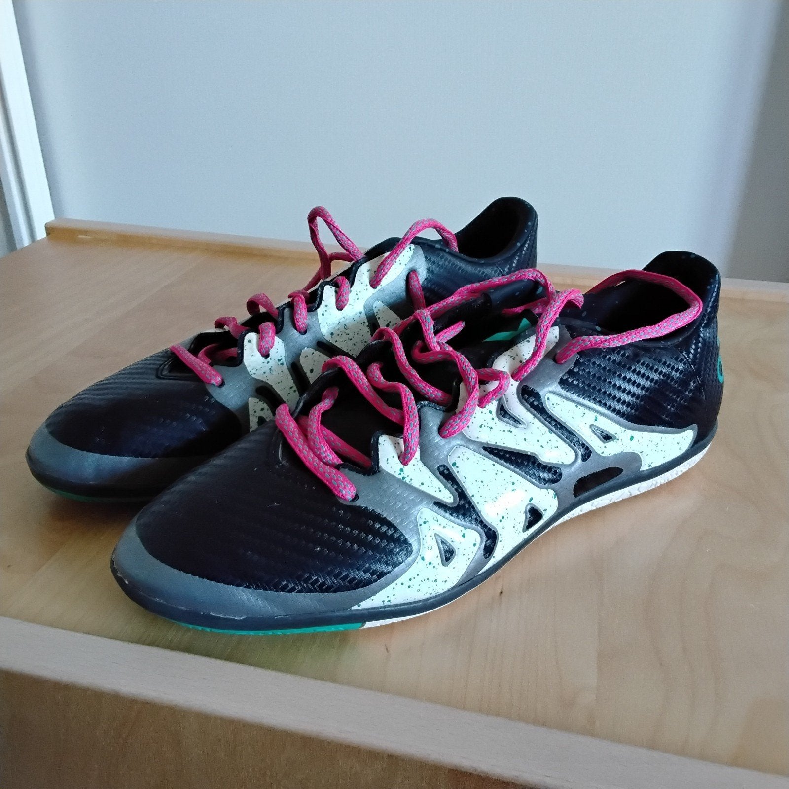 Adidas zaalschoenen maat 41, Ophalen of Verzenden, Zo goed als nieuw, Schoenen