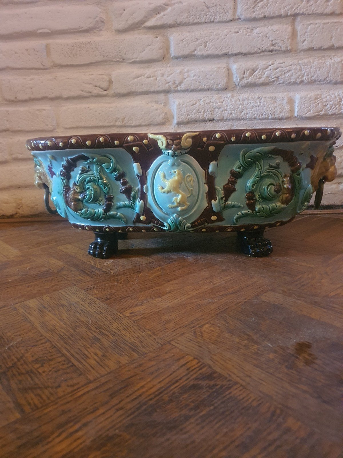 Antieke Majolica plantenbak met leeuwenkoppen en eekhoorns, Ophalen of Verzenden