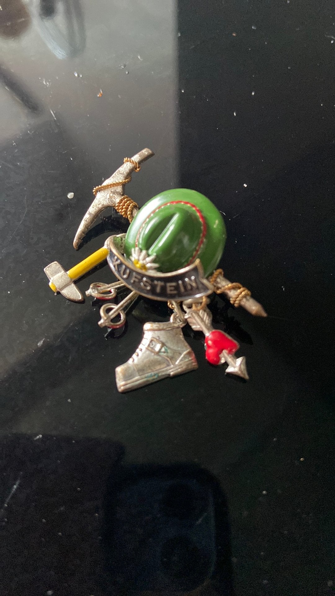 Vintage souvenir broche Kufstein jaren 40-50, Ophalen of Verzenden, Gebruikt, Stad of Land, Speldje of Pin