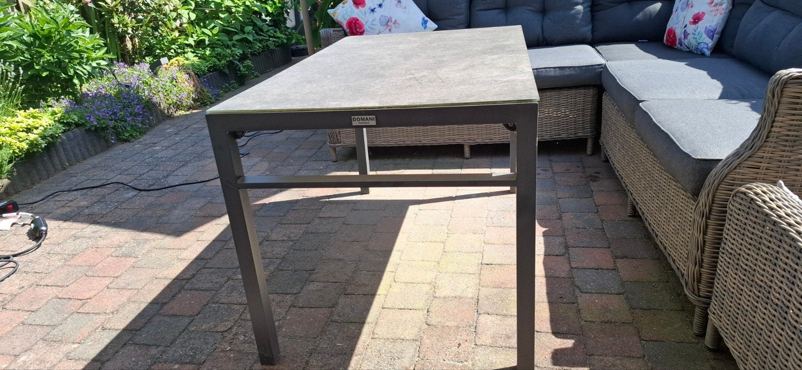 Tuintafel met grijs glazen tafelblad, Ophalen, Gebruikt, Composiet