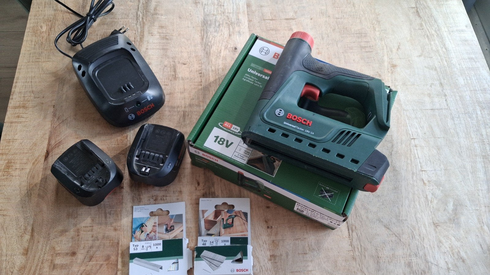 Bosch UniversalTacker 18V-14 met lader 2 accu's en nietjes, Ophalen of Verzenden, Zo goed als nieuw, Tacker/nietmachine, Bosch