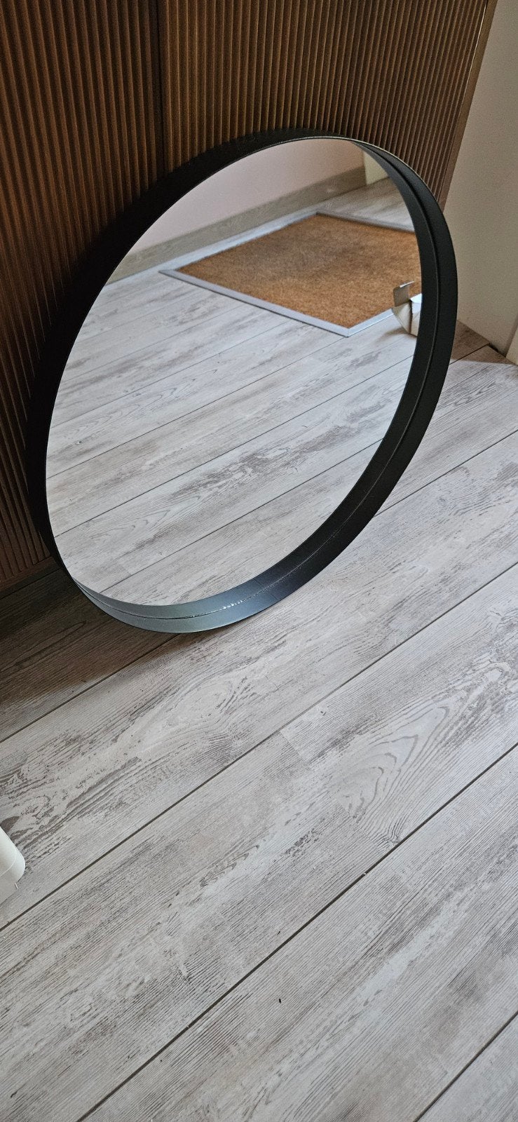 Nette ronde spiegel - Zwart frame, Huis en Inrichting, Woonaccessoires | Spiegels, Ophalen, Gebruikt, Rond