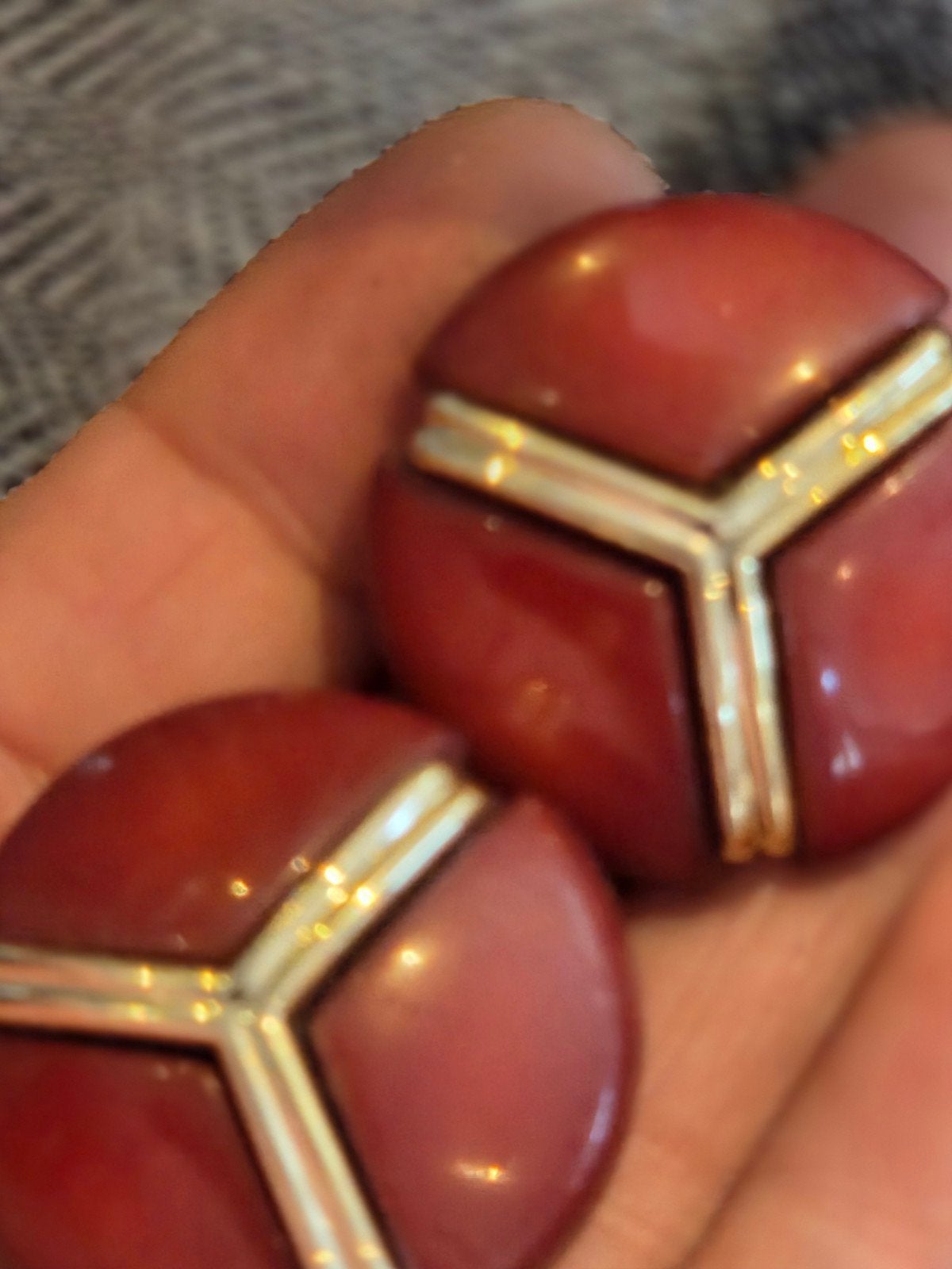 Vintage Oorclips Rood met Gouden en Zilveren Accent, Overige materialen, Gebruikt, Ophalen of Verzenden, Knopjes of Stekers