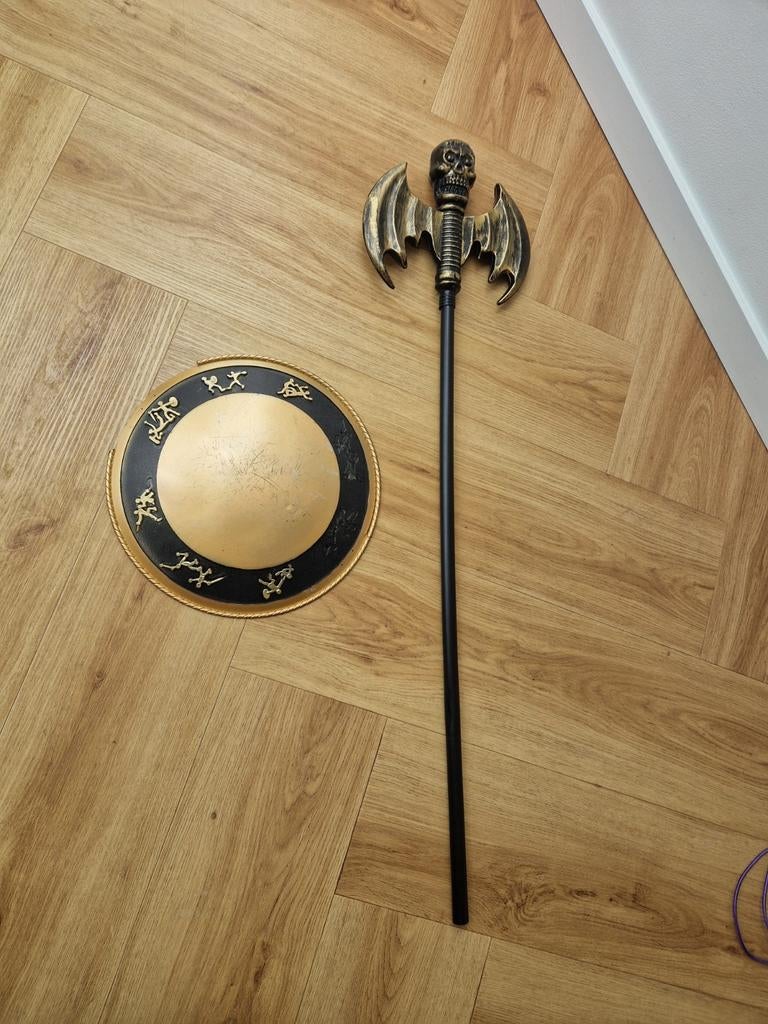 Plastic schild en bijl, Ophalen