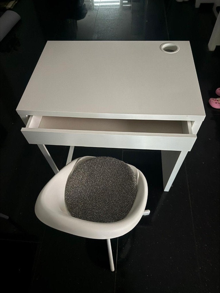 bureau met stoel, Huis en Inrichting, Bureaus, Ophalen, Met lades, Zo goed als nieuw, IKEA