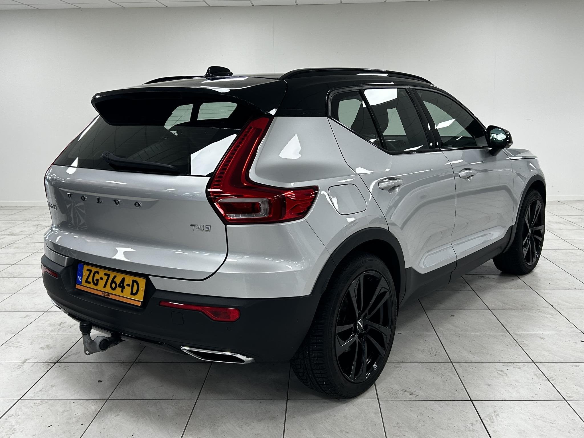 Volvo XC40 2.0 T4 R-Design NAVIGATIE | WEGKLAPBARE TREKHAAK, 15 km/l, Lichtsensor, 93 €/maand, SUV of Terreinwagen