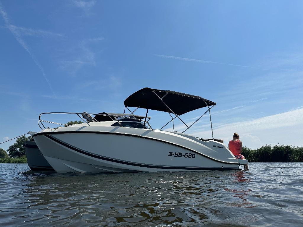 Quicksilver 555 Active Cabin met KALF 1800kg trailer, Watersport en Boten, Benzine, Kajuitboot, Buitenboordmotor, Ophalen of Verzenden