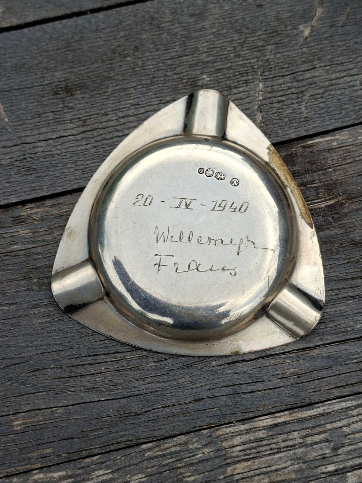 "20-IV-1940" zilveren asbakje Nederlands, Verzamelen, Militaria | Tweede Wereldoorlog, Ophalen of Verzenden, Overige soorten, Nederland