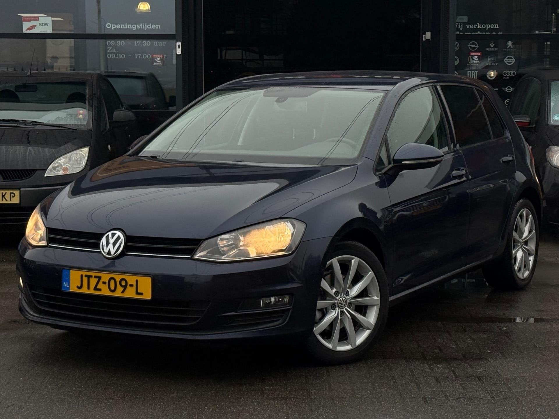 Volkswagen GOLF 1.2 TSI Highline CARPLAY/LMVELGEN/PDC/AIRCO/, Auto's, Voorwielaandrijving, Euro 5, Gebruikt, Zwart