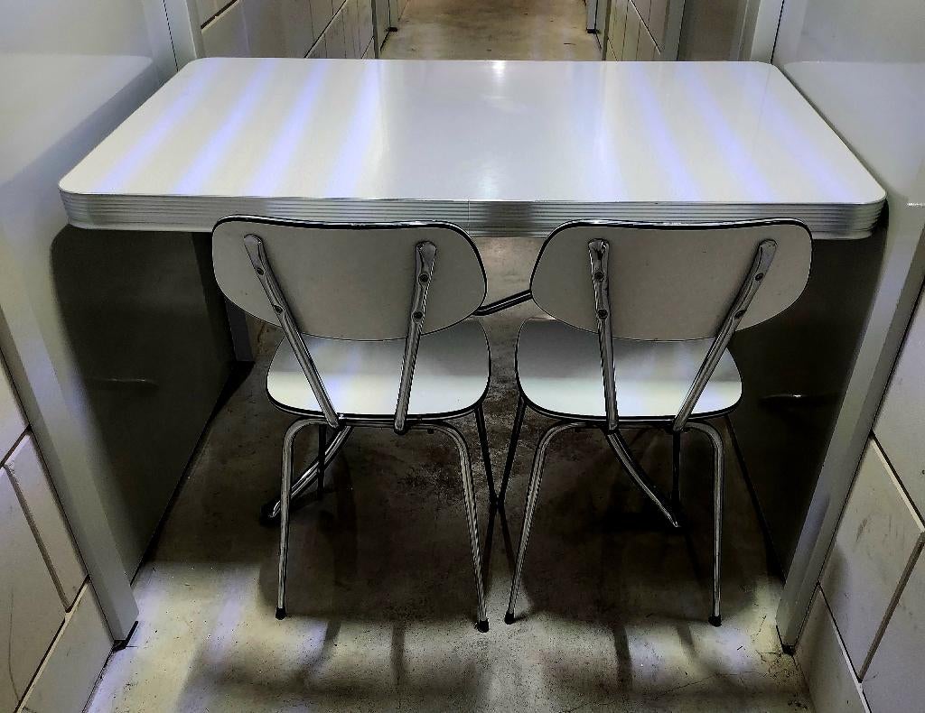 Tafel en 2 stoeltjes, Huis en Inrichting, Tafels | Eettafels, Ophalen, Kunststof, Gebruikt, 50 tot 100 cm