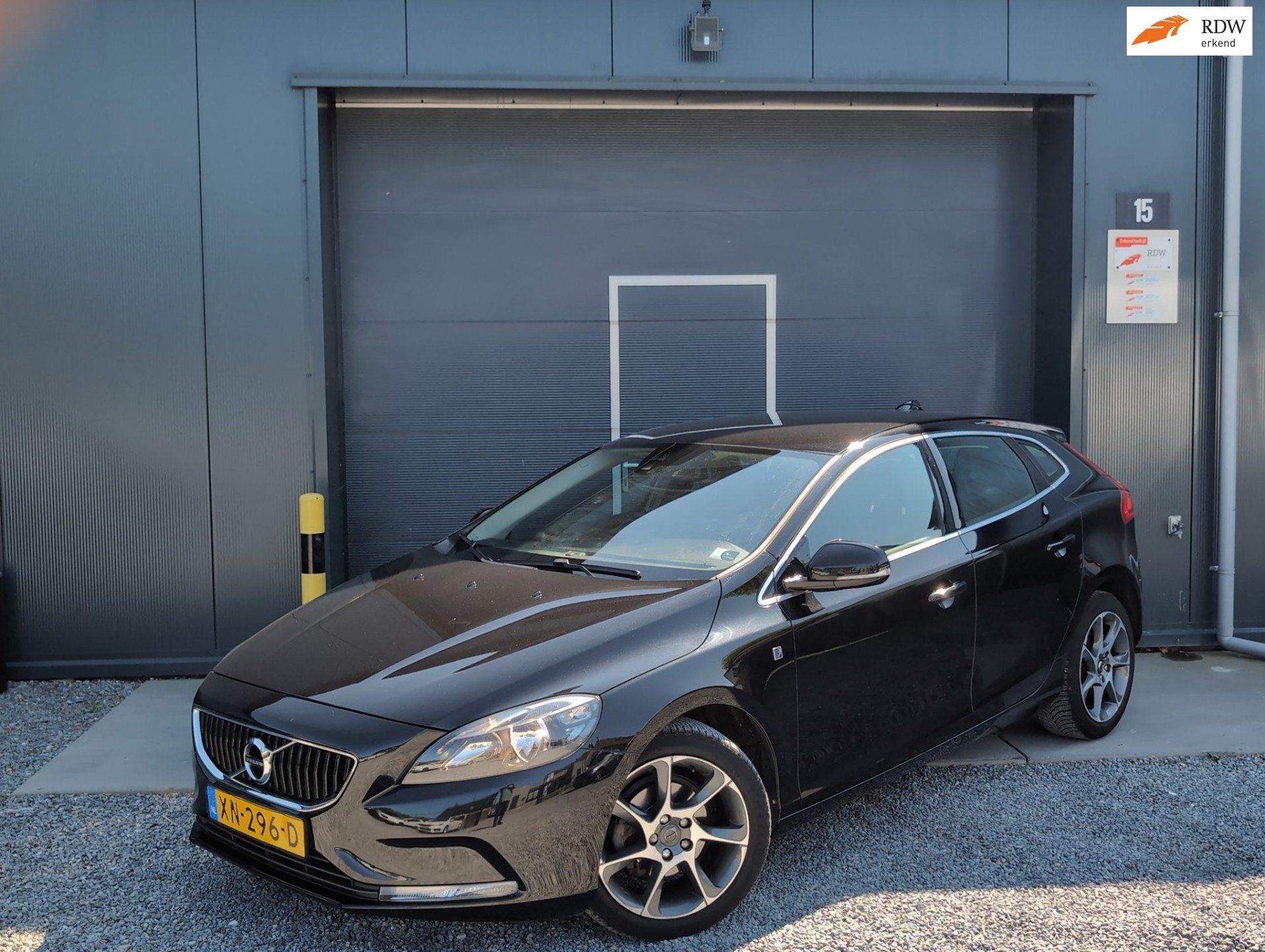 Volvo V40 2.0 D2 Inscription Vol Leer sublieme uitvoering, Voorwielaandrijving, Gebruikt, 4 cilinders, Zwart
