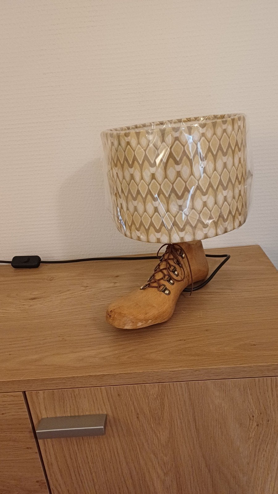 Unieke tafellamp met schoenleest als voet, Met schakelaar, Beige, Nieuw, Hout