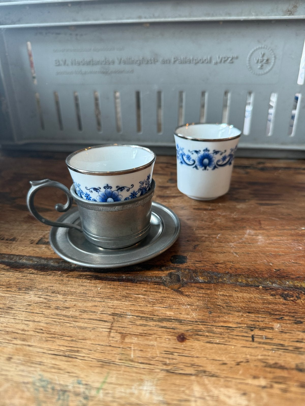 Set van 2 tinnen kopjes met Delfts blauwe inzet, Antiek en Kunst, Ophalen