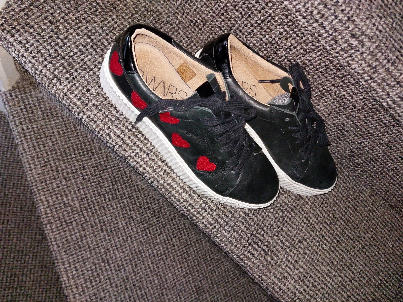 Zwarte sneakers met rode hartjes DWRS maat 41, DWRS, Zwart, Ophalen of Verzenden, Sneakers of Gympen