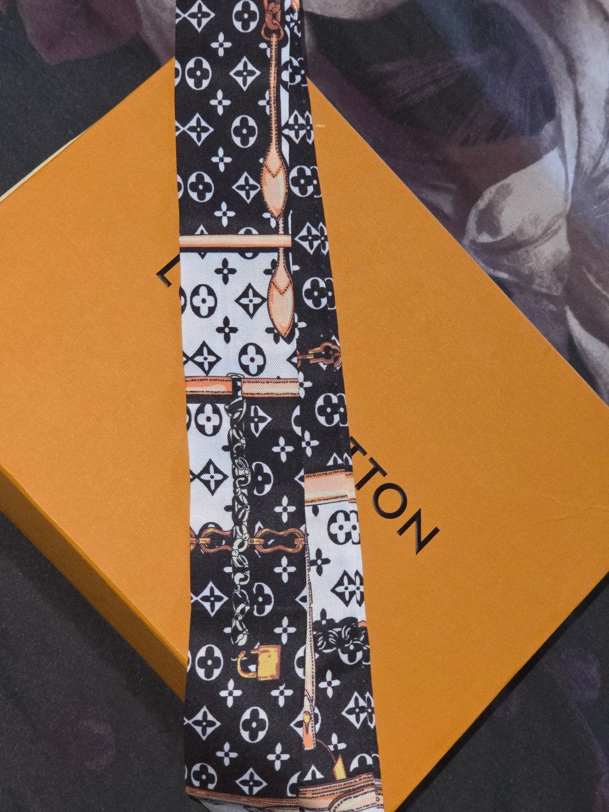Louis vuitton Sjaaltje-twilly black/white monogram, Ophalen of Verzenden, Nieuw, Bruin, Schoudertasje