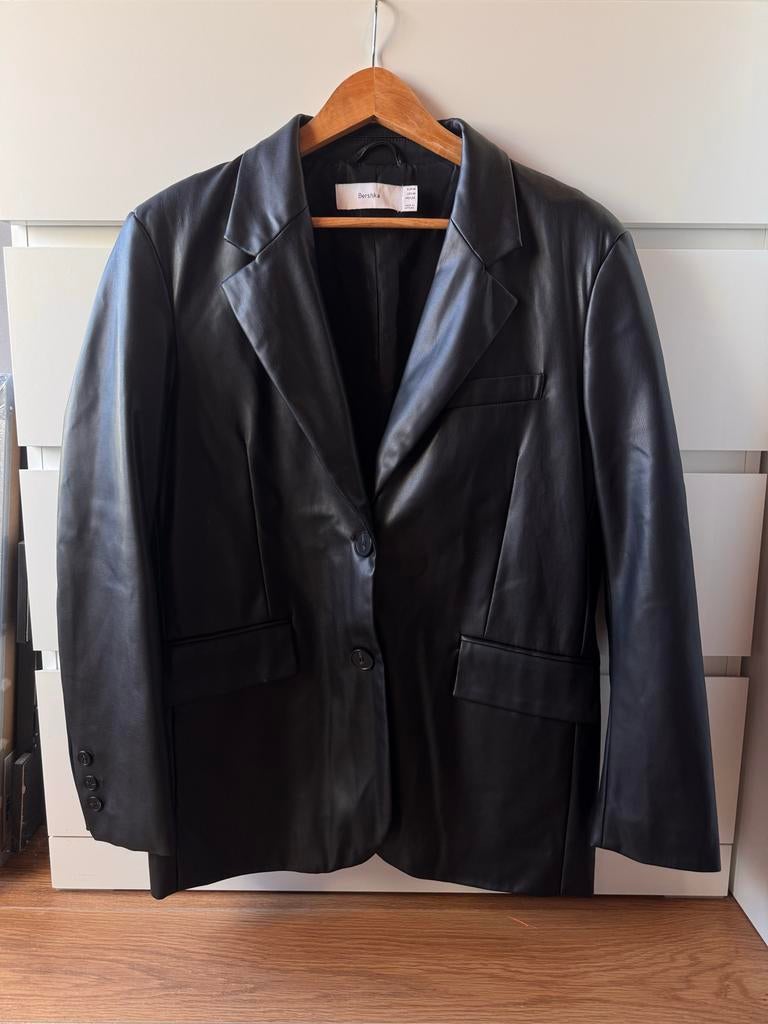 Bershka leren blazer maat M, Kleding | Dames, Verzenden, Zo goed als nieuw, Maat 38/40 (M), Zwart