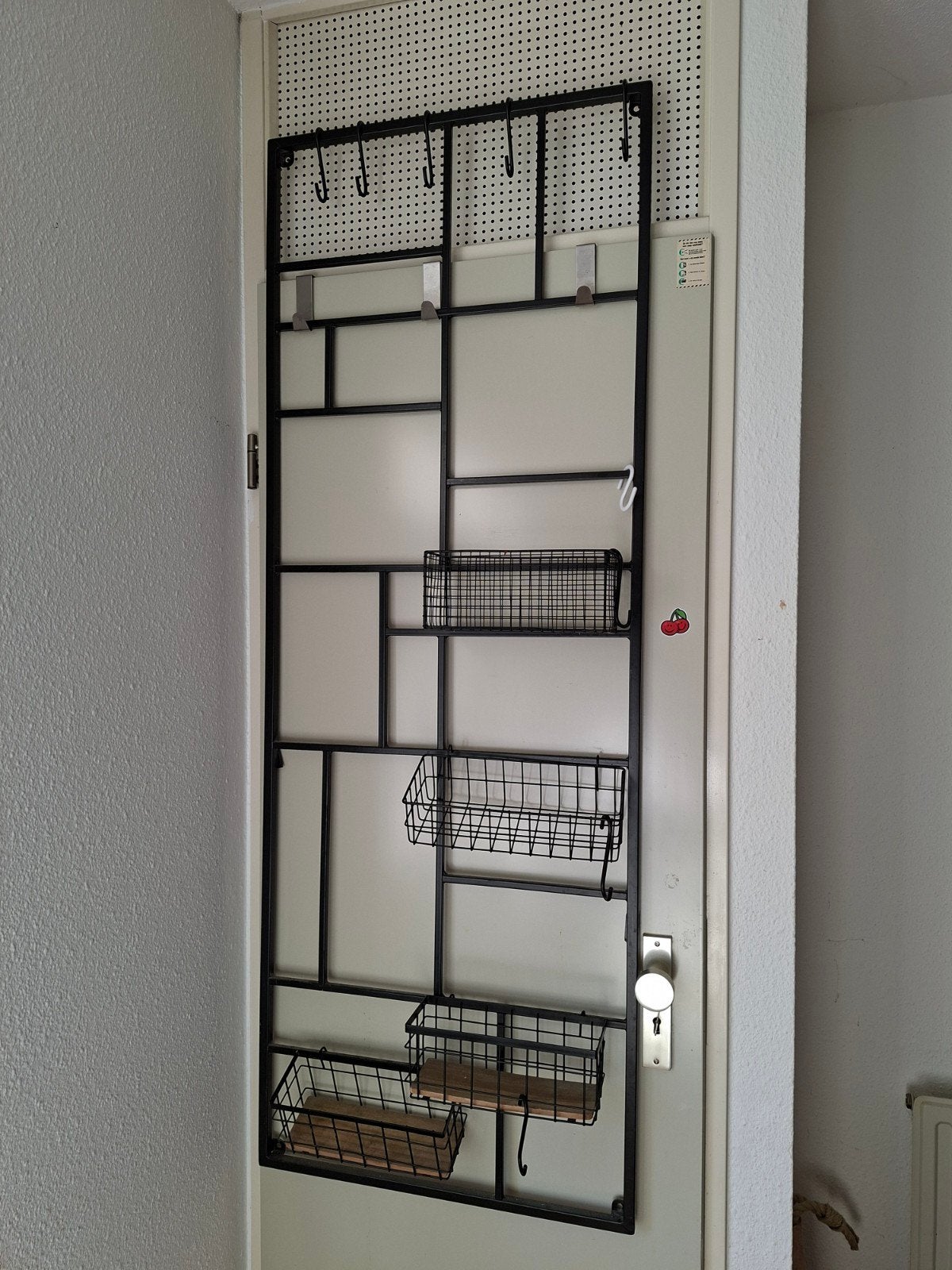 Zwart metalen wandrek met mandjes en haken,  Xenos, Ophalen, Metaal, Industrieel, Gebruikt