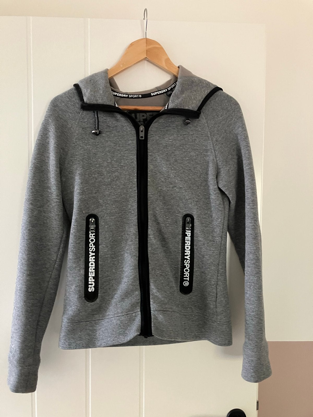 Superdry Sport Vest met Capuchon - Grijs, Kleding | Dames, Truien en Vesten, Ophalen of Verzenden, Zo goed als nieuw, Maat 36 (S)