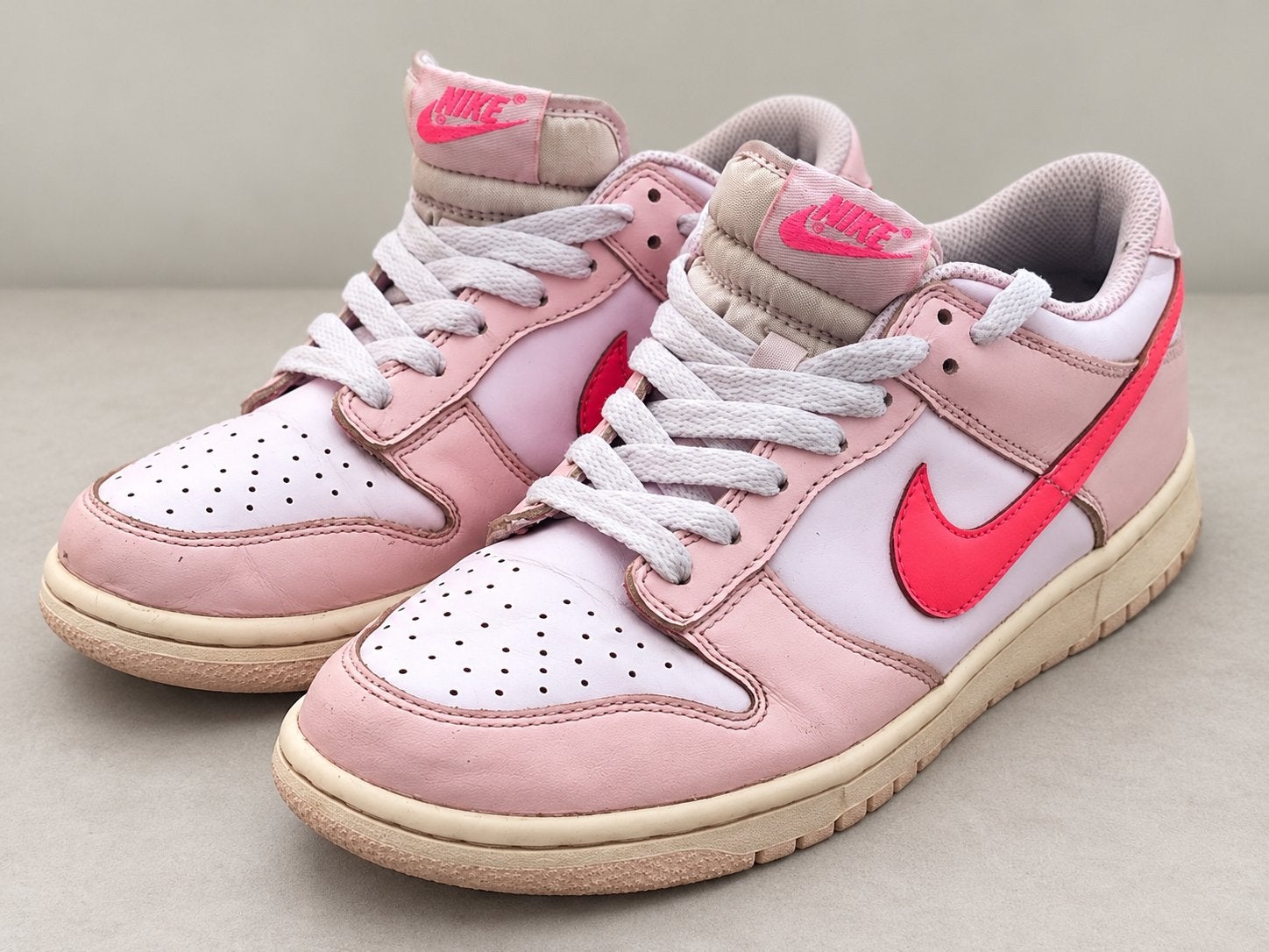 Nike Dunk Low - Maat 38,5, Kleding | Dames, Ophalen of Verzenden, Gedragen, Roze, Sneakers of Gympen