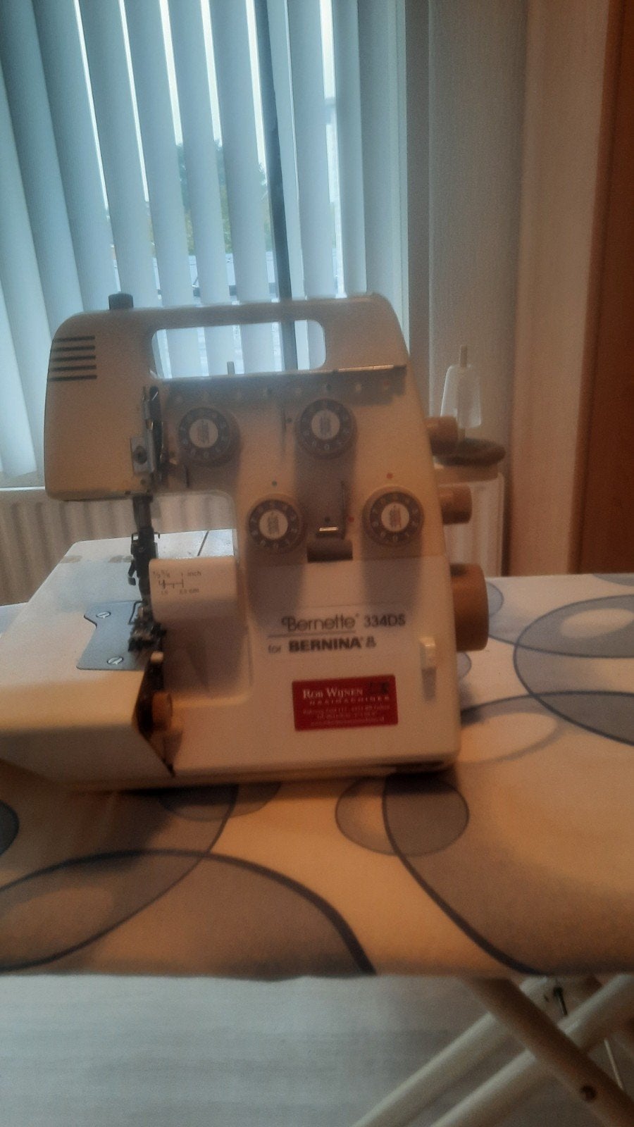 Foto 3 van Bernina lockmachine niet helemaal in orde