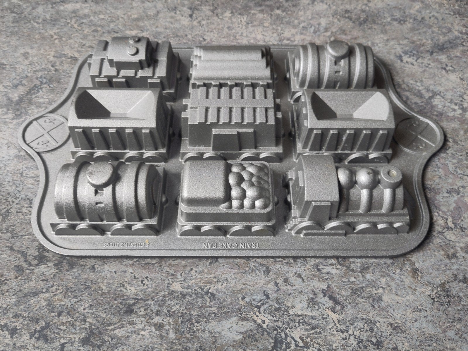 Nordic Ware Trein bakvorm/ Train Cake Pan - Metalen Bakvorm, Ophalen of Verzenden, Zo goed als nieuw, Metaal
