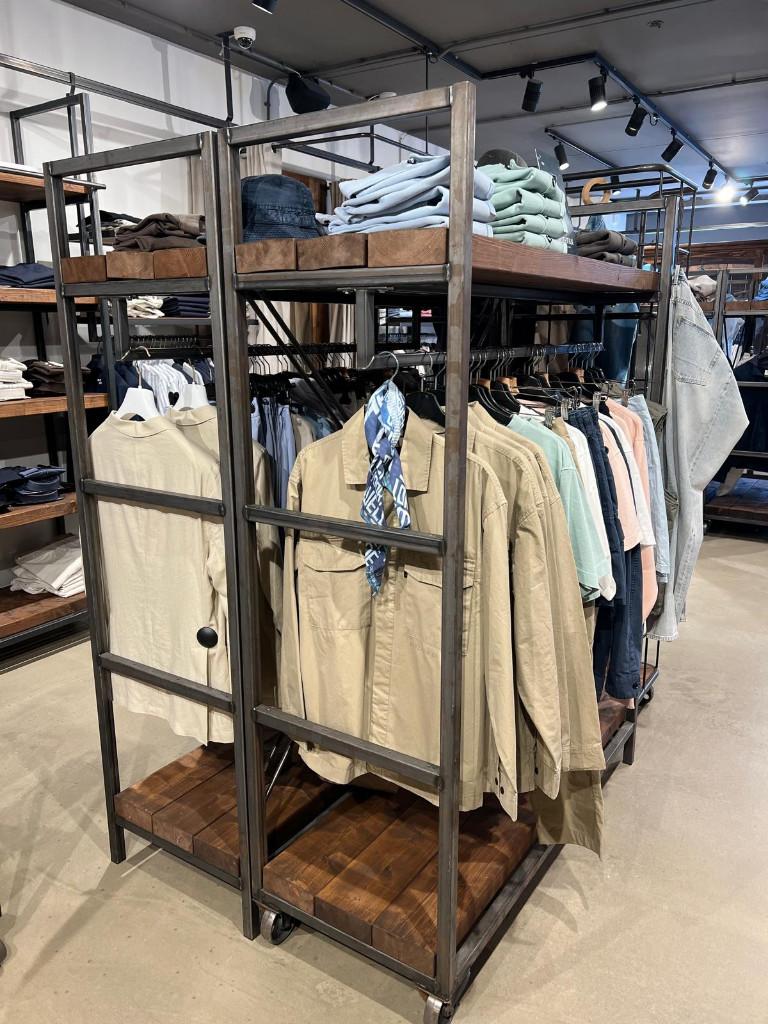 4x massieve vurenhouten kledingrek/kast in notenkleur, Huis en Inrichting, Ophalen, Gebruikt, 100 tot 150 cm, Met plank(en)