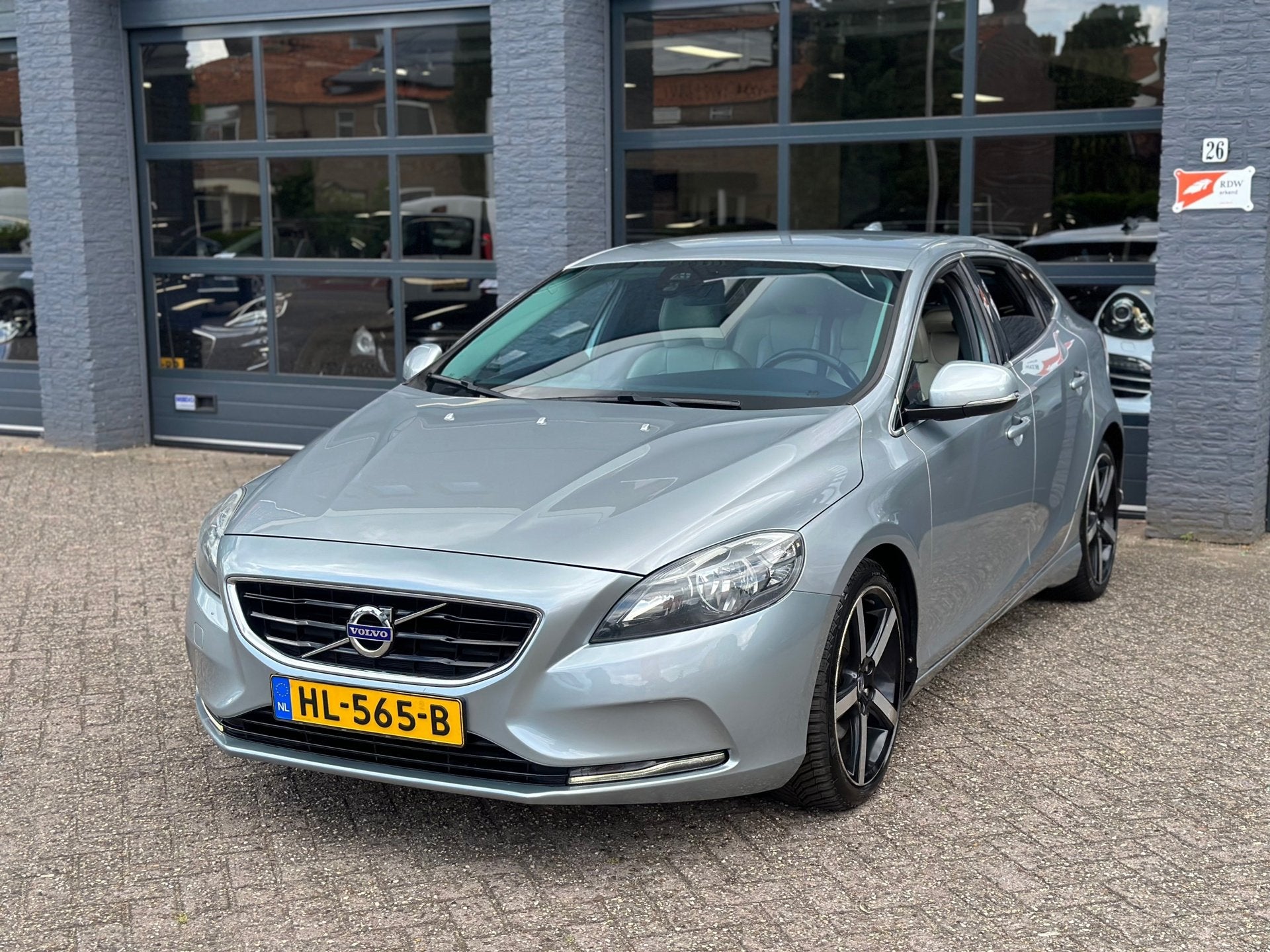 Volvo V40 1.6 D2 Summum R-Design|StoelMM|Aut|Leer|Camera|, Euro 5, Gebruikt, 4 cilinders, 700 kg