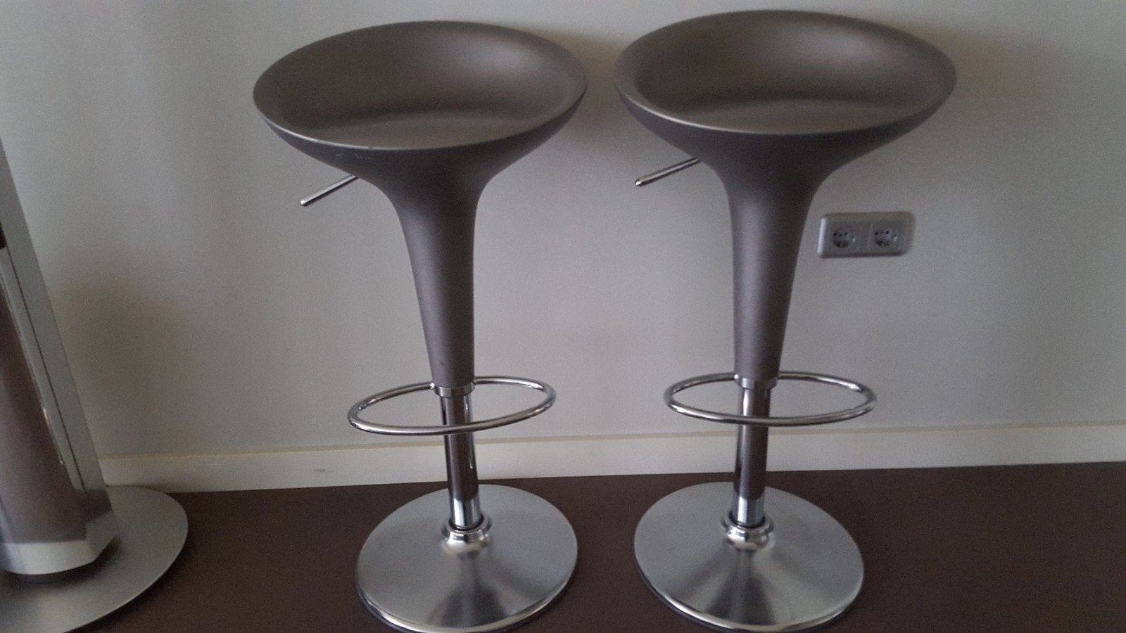 5 BOMBO barkrukken by MAGIS (grijs metallic), Huis en Inrichting, Ophalen, 5 krukken of meer, 60 tot 90 cm, Zo goed als nieuw