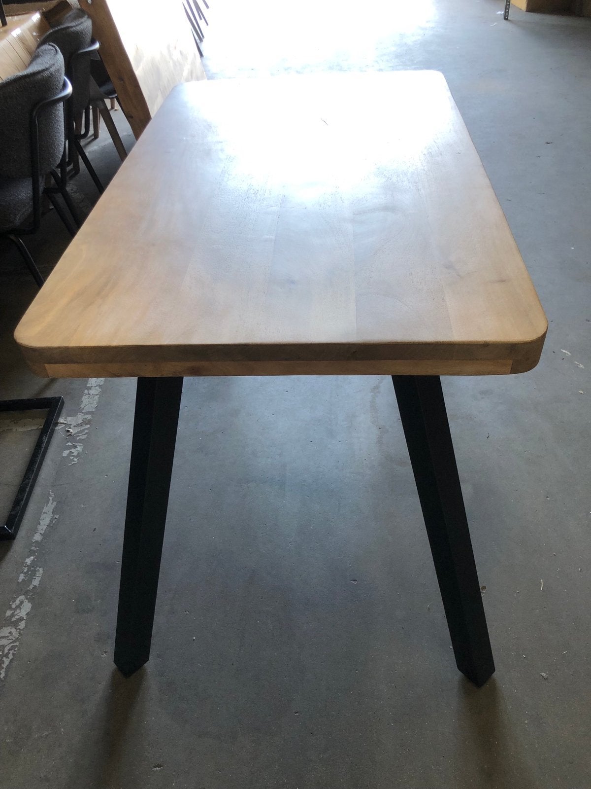 Nieuwe kleine tafel van massief mango hout en stalen poten, 100 tot 150 cm, Nieuw, Rechthoekig, Drie personen