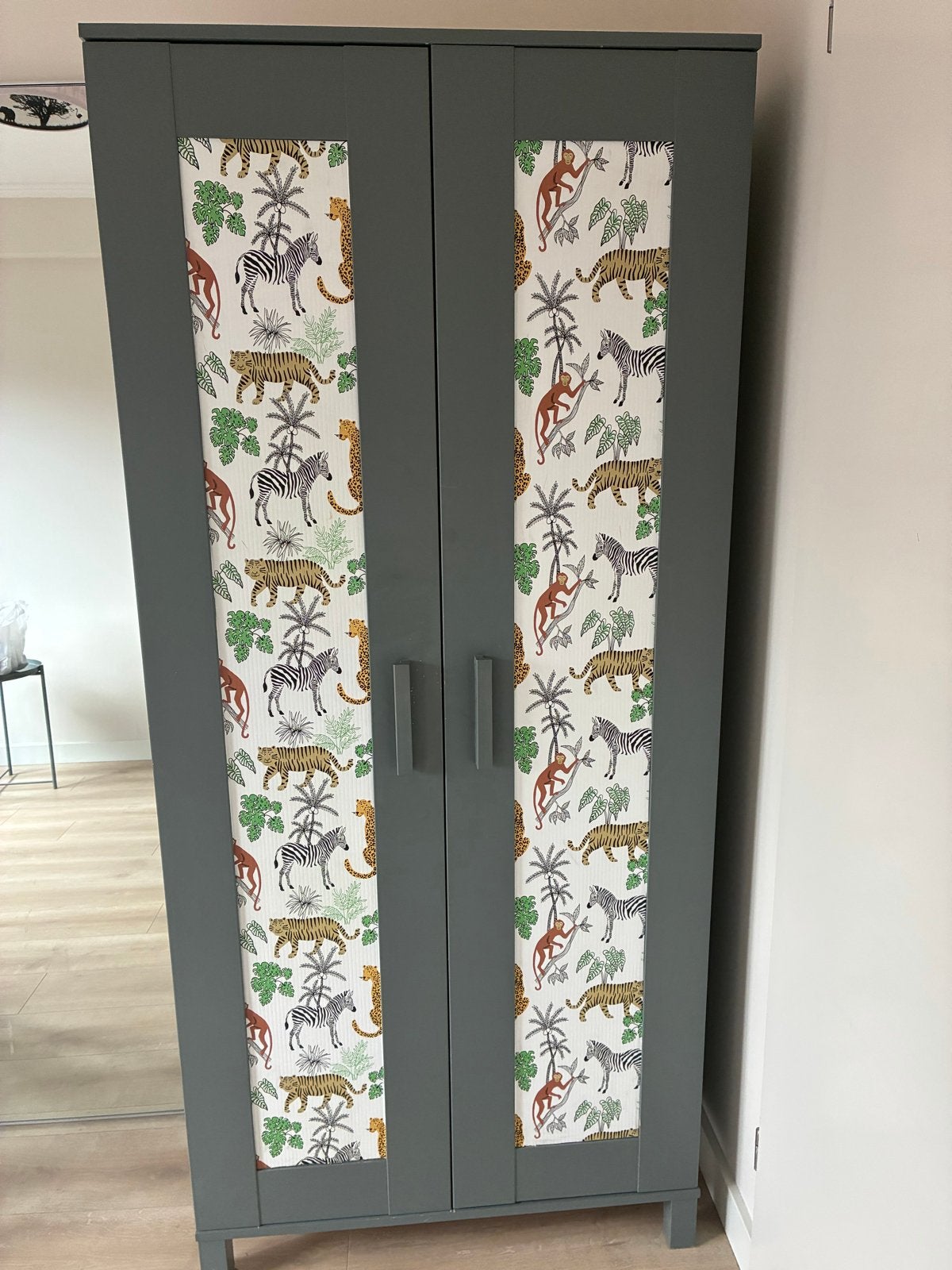 Leuke kledingkast met jungleprint voor kinderkamer