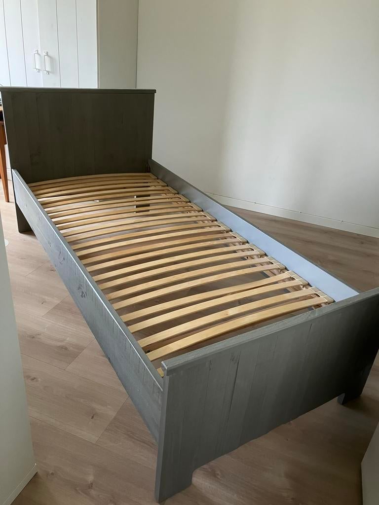 Eenpersoonsbed van grijs hout met lattenbodem, Huis en Inrichting, Slaapkamer | Bedden, Ophalen, Gebruikt, 90 cm, Eenpersoons