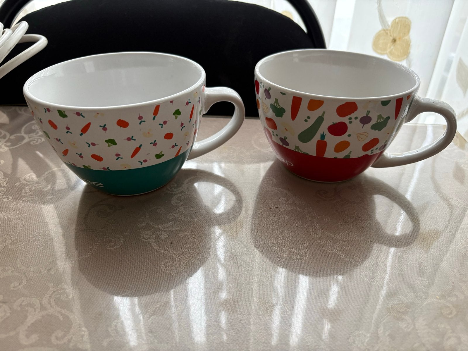 2 vrolijke soepkommen met groentepatroon, Huis en Inrichting, Keuken | Servies, Zo goed als nieuw, Kom(men), Modern, Keramiek