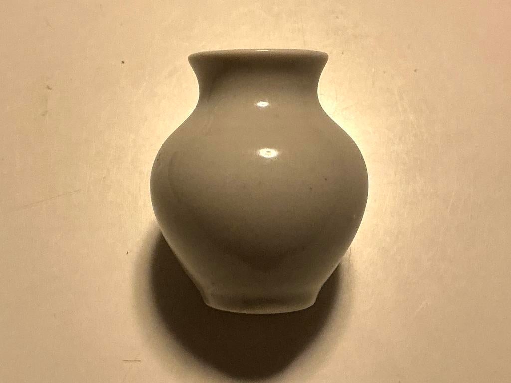 Sint Maarten: porseleinen minivaasje 5 cm Han Knaapen 1960, Ophalen of Verzenden
