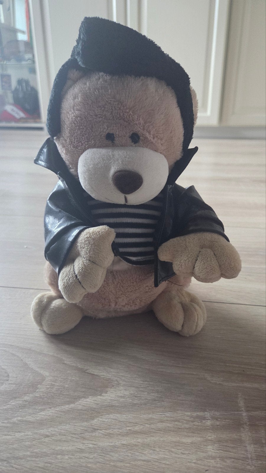 Knuffelbeer met leren jasje en kuif, Gebruikt, Beer, Ophalen of Verzenden, Middelgroot (20 tot 80 cm)