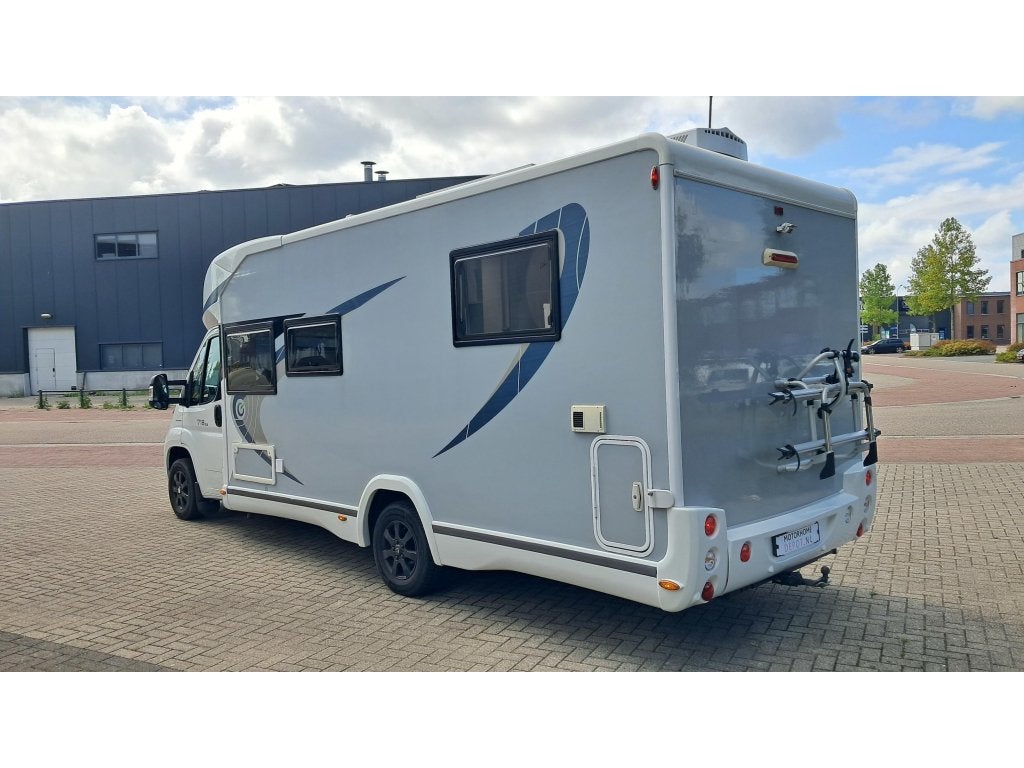 Chausson Titanium 718 XLB Queensbed / zonnepaneel / Airco 2x, Caravans en Kamperen, Ringverwarming, Fiat, 6 tot 7 meter, L-zit