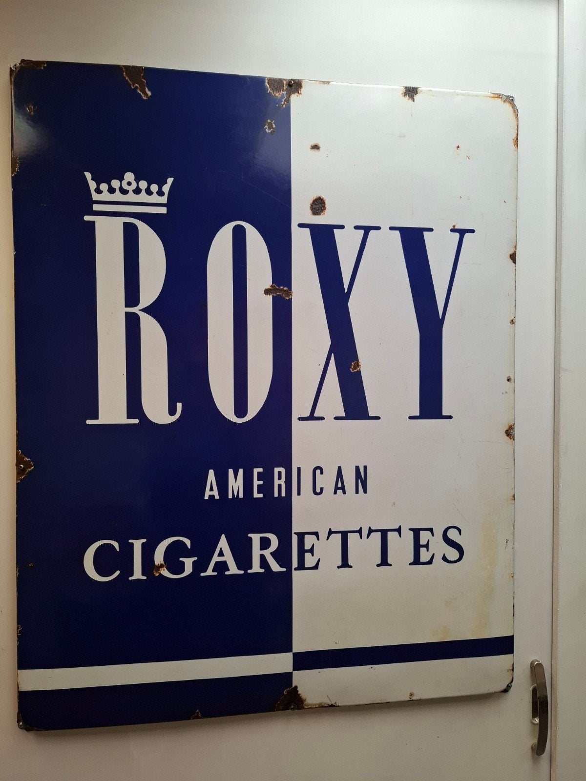 Emaille reclame bord ROXY AMERICAN CIGARETTES TABAK Horeca, Ophalen, Gebruikt, Reclamebord