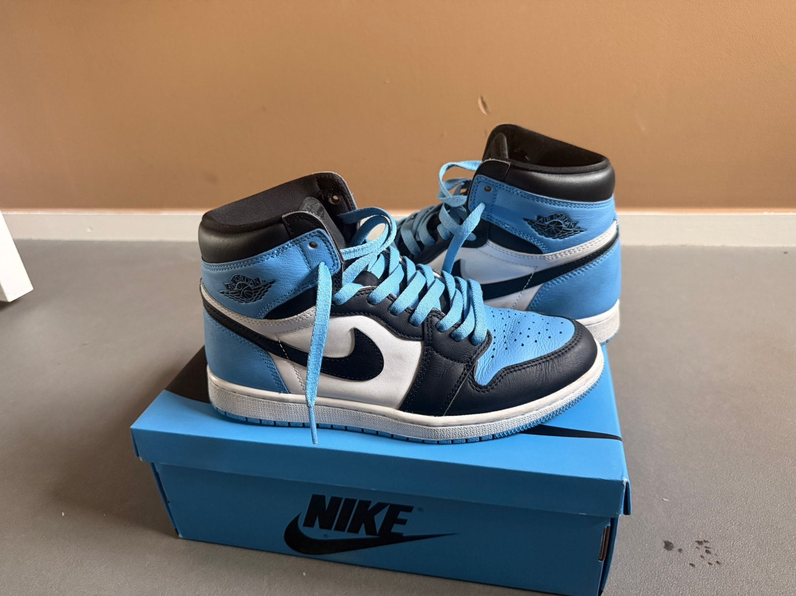 Nike Air Jordan 1 Retro High OG University Blue – maat 41, Kleding | Heren, Ophalen of Verzenden, Zo goed als nieuw, Blauw